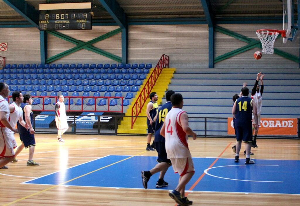 Salon basketbolunda mücadele eden oyuncular; Beşiktaş-Hapoel maçından değildir.