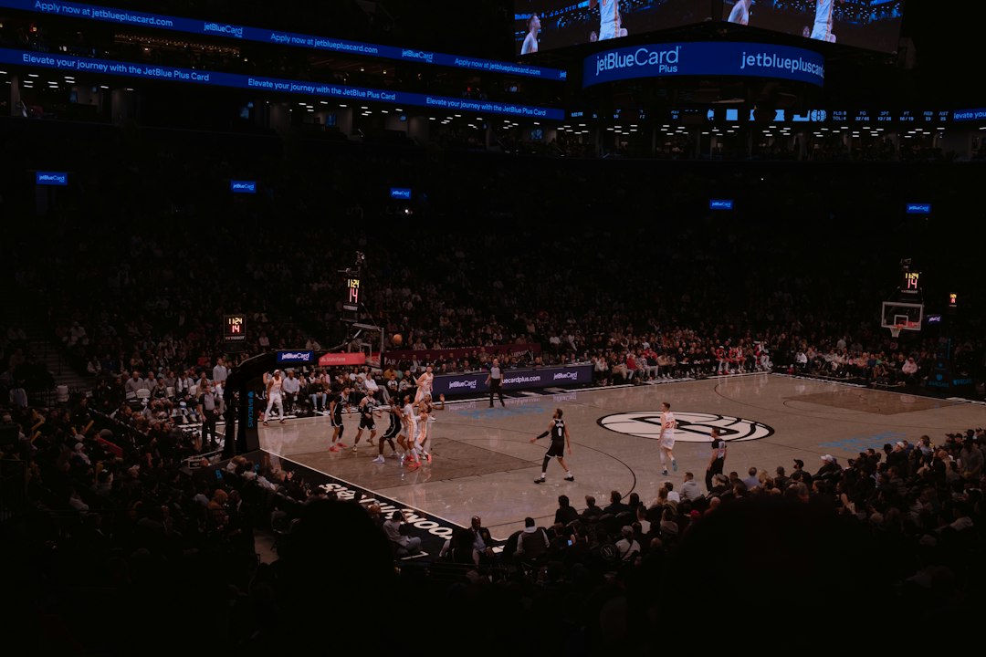 Basketbol maçında dolu salon ve saha; temsilî görsel, Pistons–Heat maçından değildir.