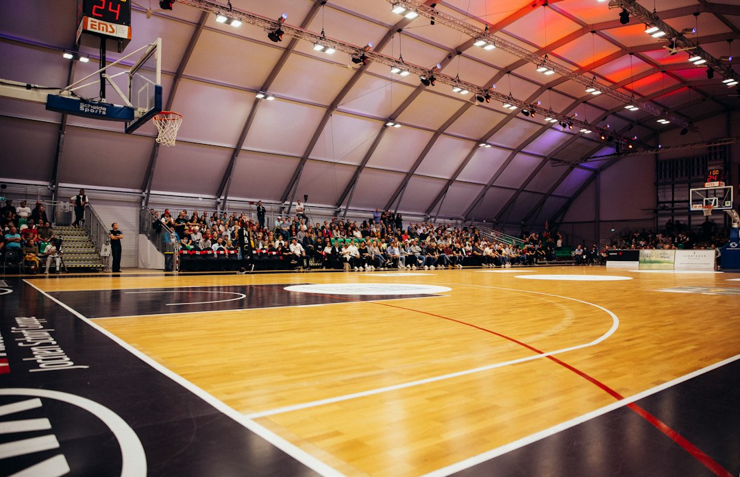 Basketbol sahasında oynanan profesyonel bir karşılaşma