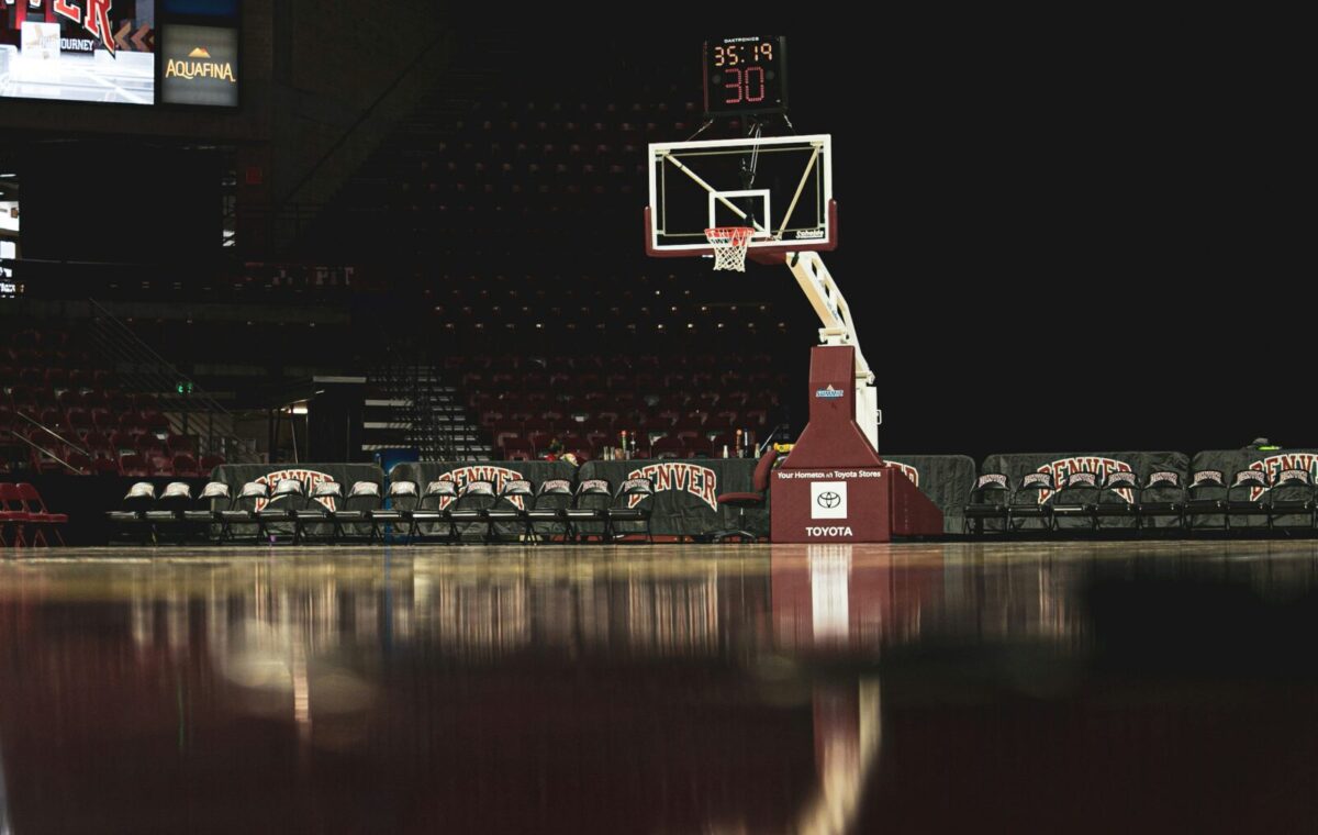 Kapalı basketbol salonunda basketbol potası