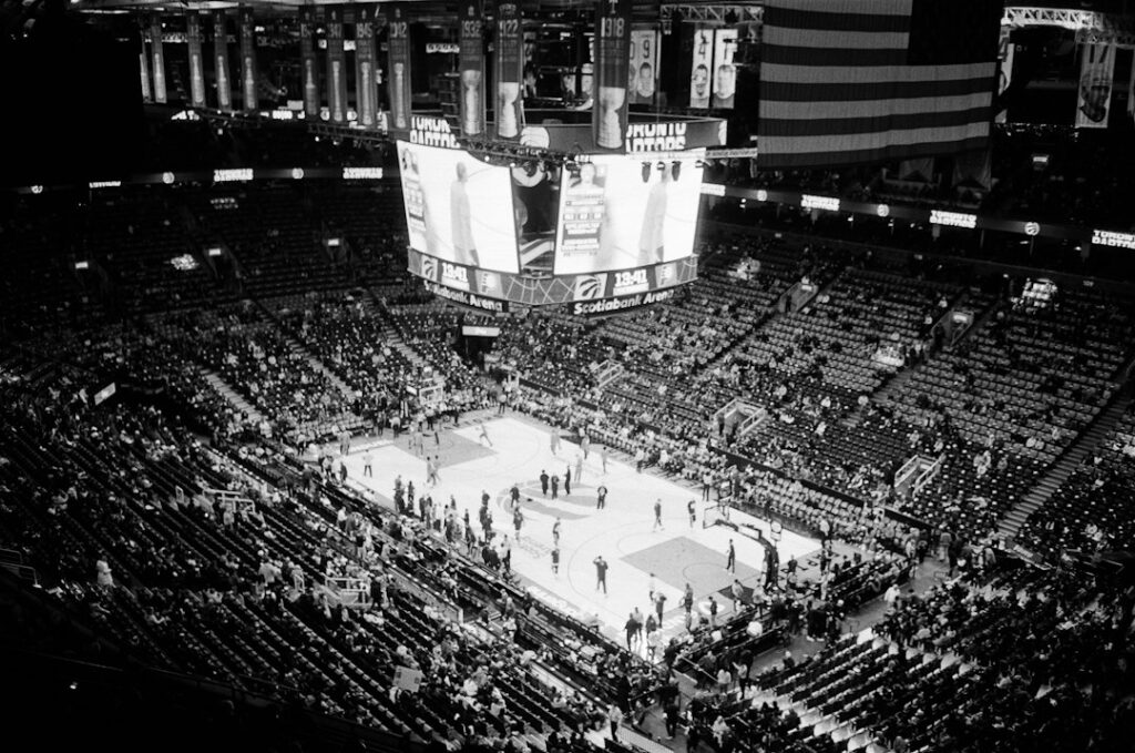 Tribünlerle çevrili basketbol salonunda oynanan karşılaşma; Anadolu Efes-Bayern maçından değildir.