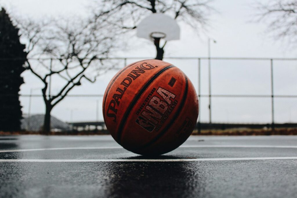Basketbol topu ve saha, temsili görsel