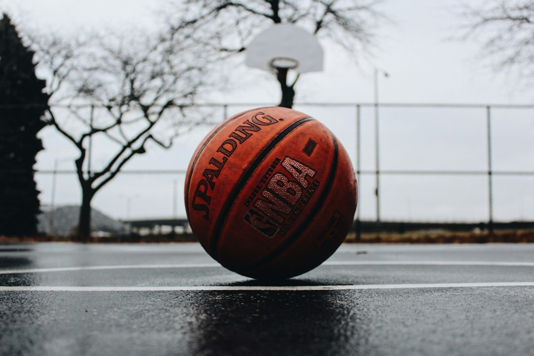 Basketbol topu ve saha, temsili görsel
