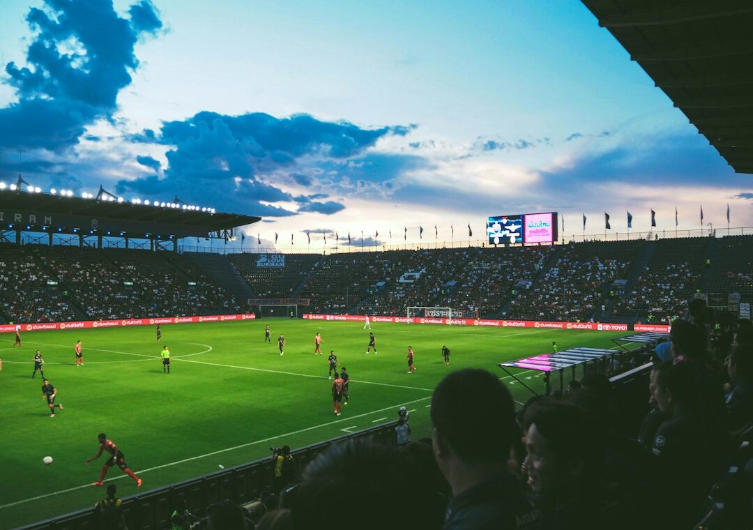 Futbol karşılaşmasını tribünden izleyen taraftarlar