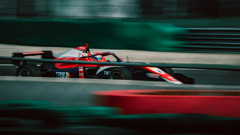 Yarış pistinde ilerleyen tek kişilik yarış otomobili; 2026 Singapur Grand Prix'sinden değildir.