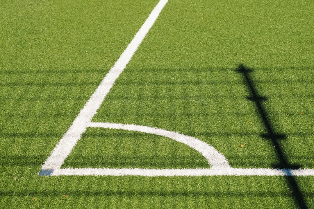 Futbol sahasının kenarı ve çim zemin