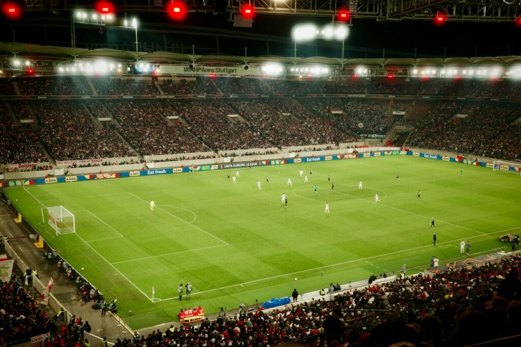 Gece ışıkları altında dolu bir futbol stadyumu; futbolda disiplin ve bahis soruşturması haberini temsil eden görsel.