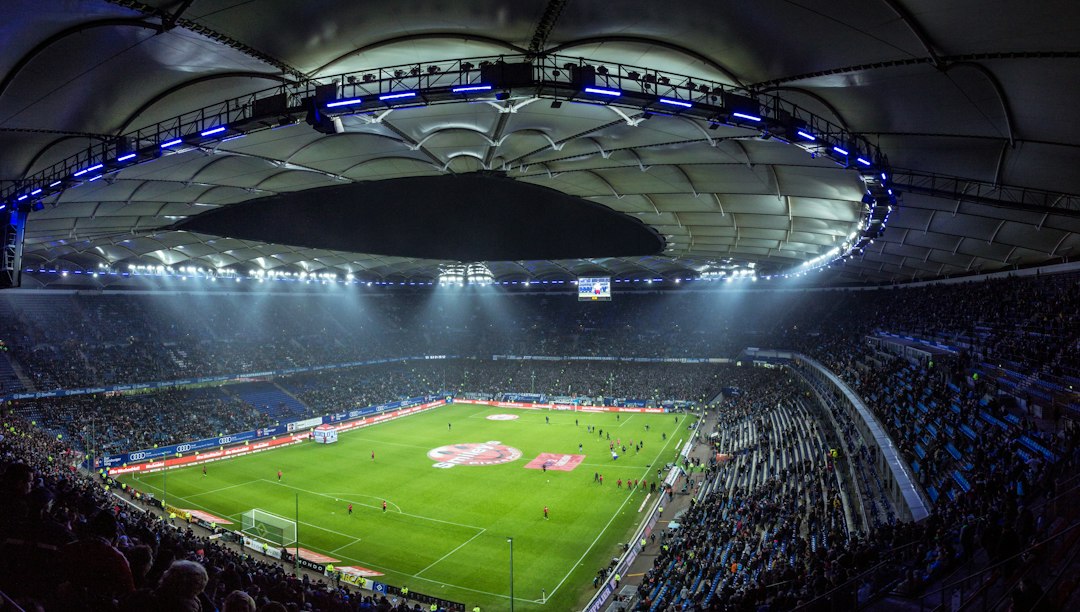 İngiltere Premier League haberini temsil eden futbol stadyumu ve tribünler