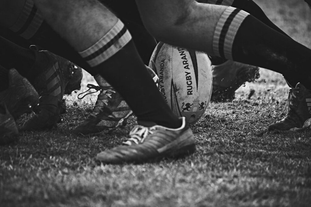 Rugby maçında top taşıyan oyuncular, temsili görsel