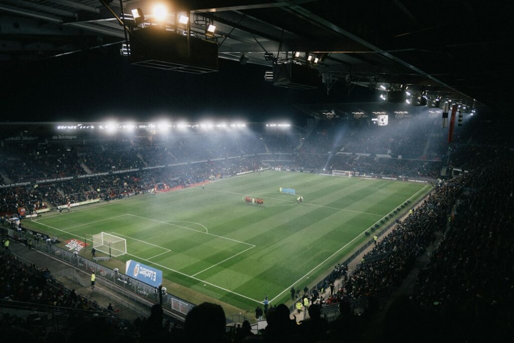 Gece ışıkları altında futbol stadyumu ve saha