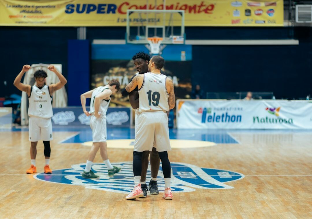 Kapalı spor salonunda oynanan basketbol maçını gösteren temsili görsel; Real Madrid-Maccabi karşılaşmasının fotoğrafı değildir.
