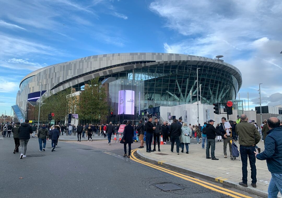 Tottenham Hotspur stadında tribünler, temsilî futbol görseli